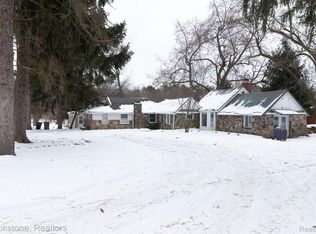 1456 Indian Lake Rd, Lake Orion, MI 48362