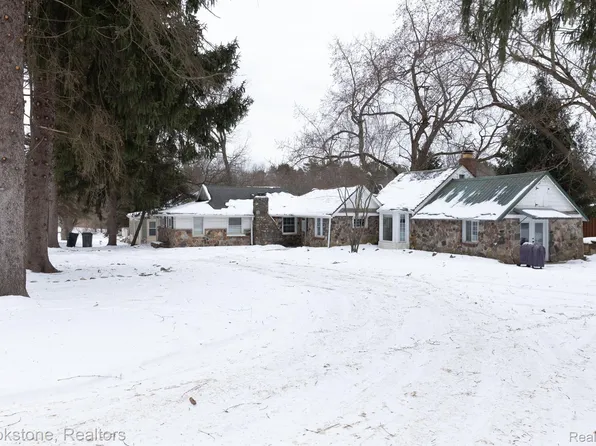 1456 Indian Lake Rd, Lake Orion, MI 48362
