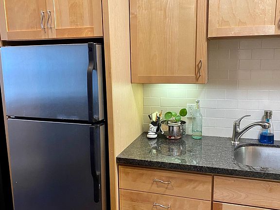 5th image of 1-150 Downey St #1