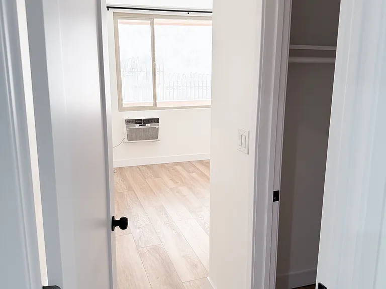 Encino Country Club Apartments — Photo 36