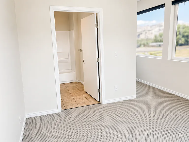 500 Red Table Apartments — Photo 46