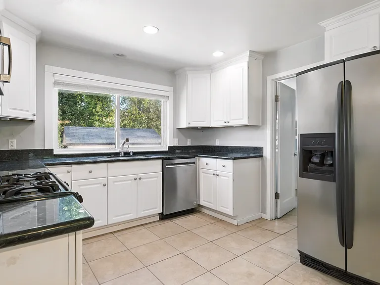 1385 Martin Ln — Photo 15