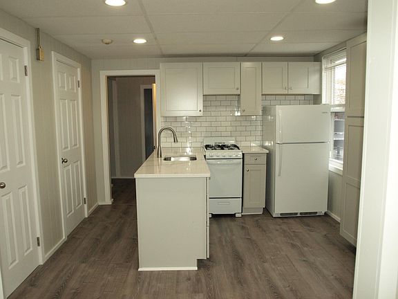 3rd image of 391 Waterman Ave #4