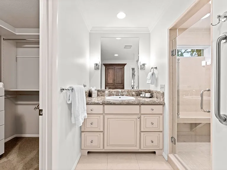 990 W Parkhill Dr — Photo 25
