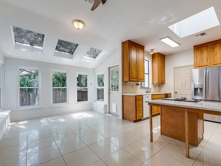 3915 Hunters Crest St — Photo 15