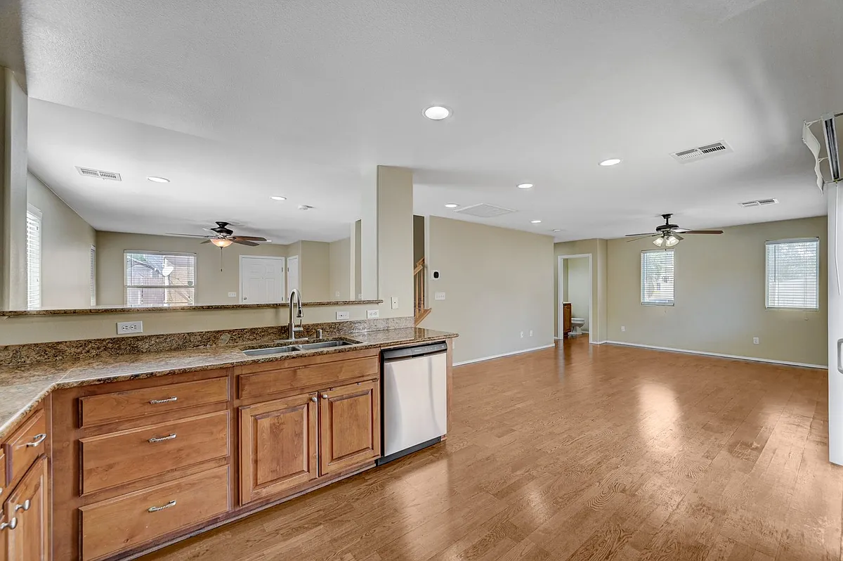 Building Photo - 8269 New Leaf Ave #127