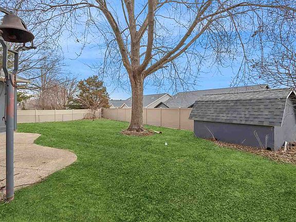3rd image of 39 Greenview Dr