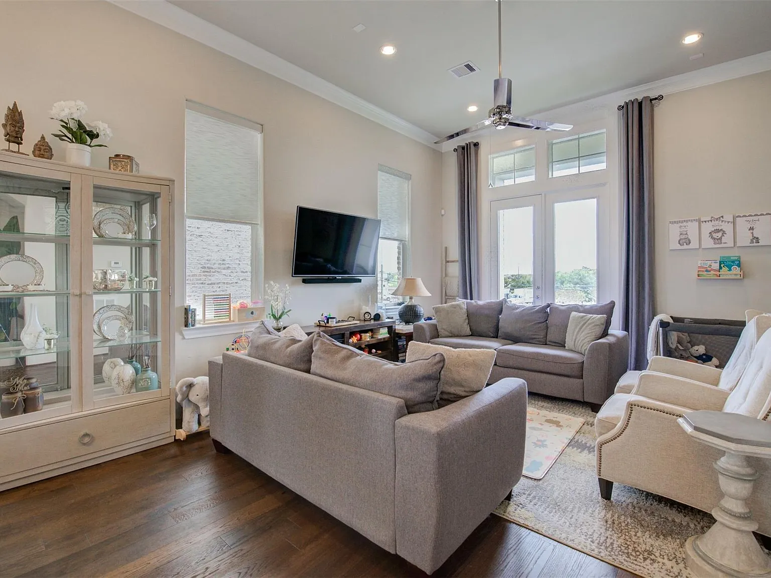 3 bed, 3.5 bath, 1980 sqft, $2,800 — Photo 3
