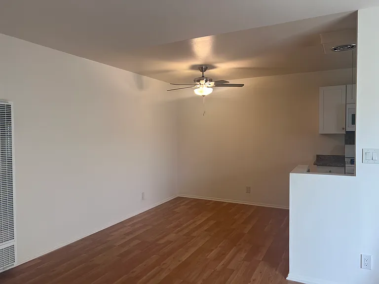 2601 W Victory Blvd #J — Photo 15