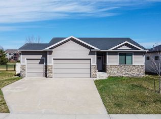 8881 Scarlet Dr, West Des Moines, IA 50266