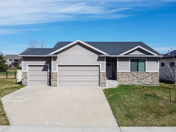 8881 Scarlet Dr, West Des Moines, IA 50266