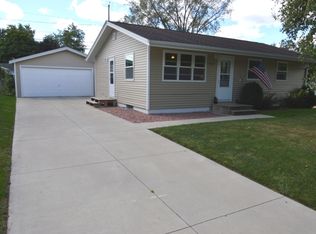 965 Hillview Dr, Marion, IA 52302