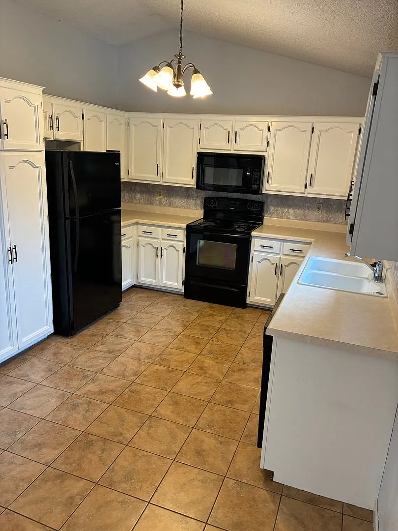 Gorgeous 3 Bed 3 Bath Home with 2 Car Garage — Photo 4