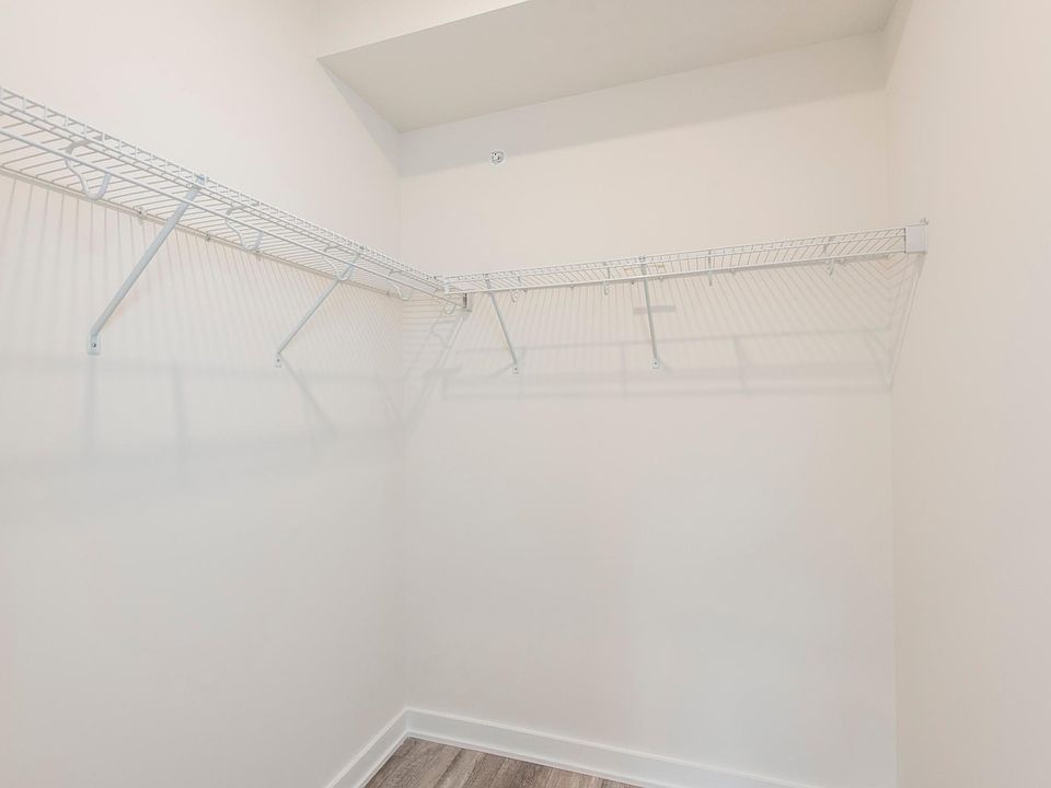 1st image of 913 S 51st St APT 10