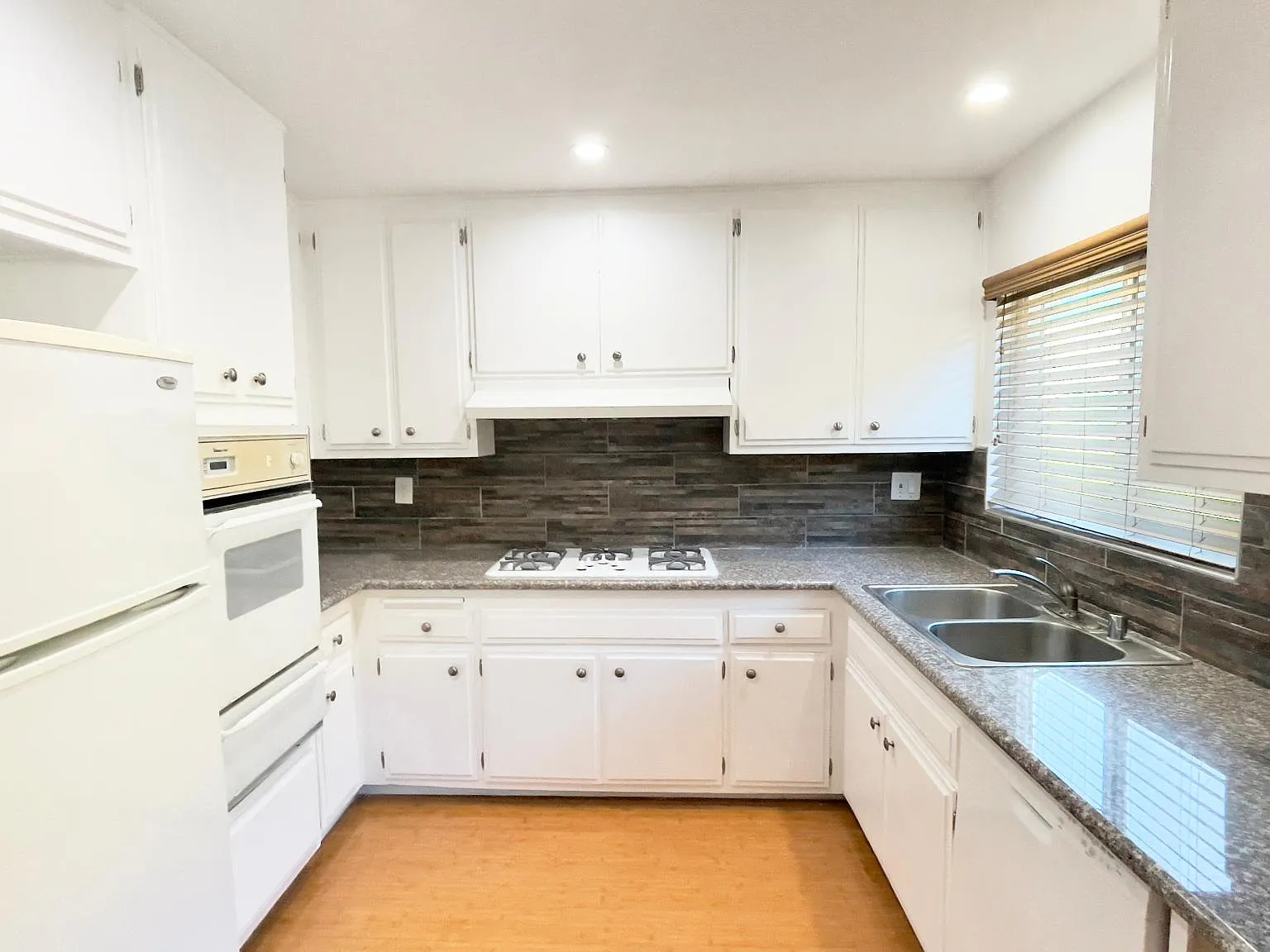 5215 Sepulveda Boulevard — Photo 4