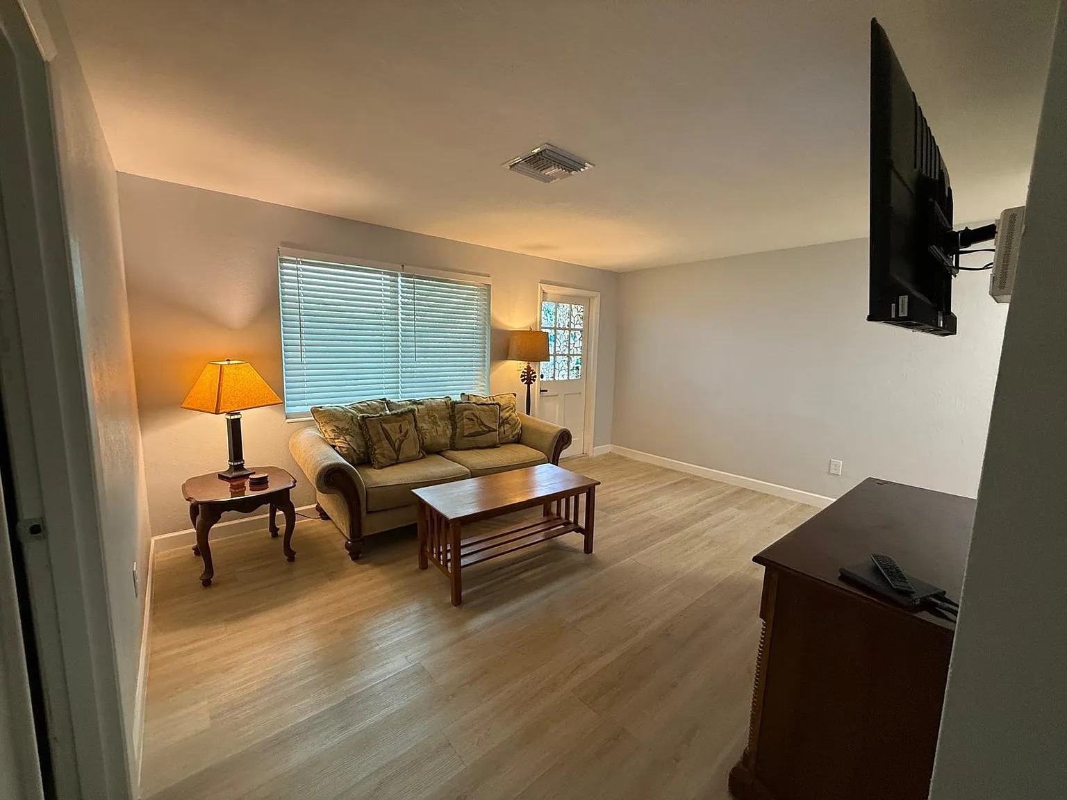 3 bed, 2.0 bath, 1008 sqft, $2,600 — Photo 4