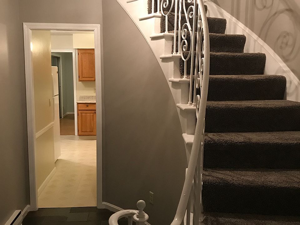 1st image of 10 Meadowlawn Dr Unit 3