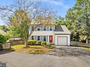 16 Newland Ct, Sterling, VA 20165