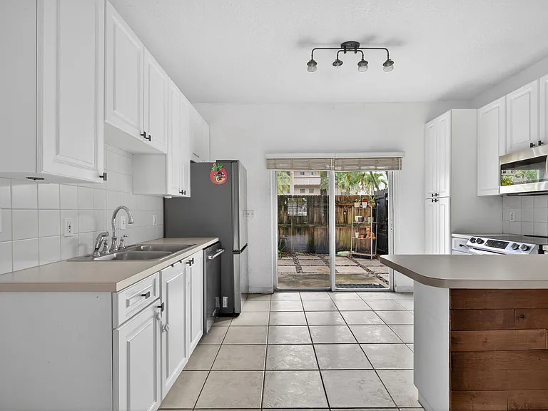 4902 Washington St #4 — Photo 7