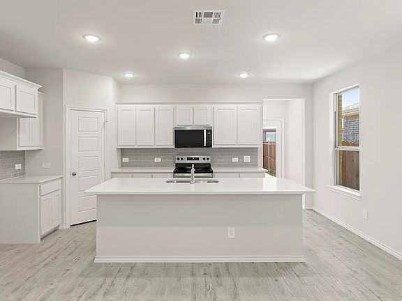 3rd image of 3311 Dahlia Dr