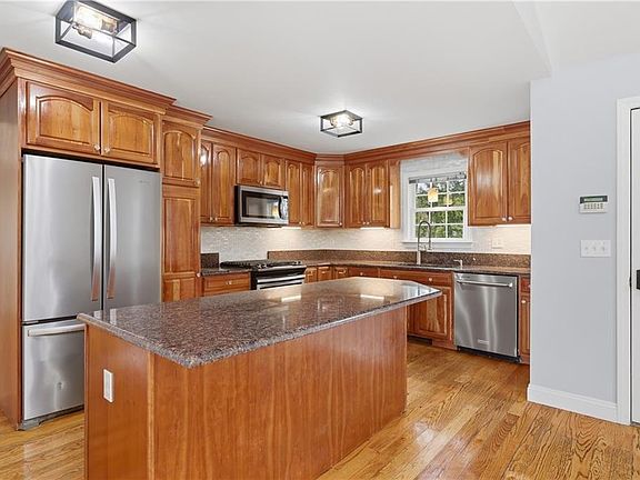 4th image of 136 Roland St