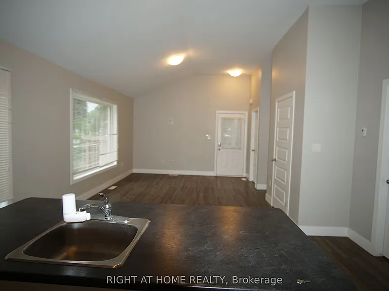 371 Vesta Pl #B — Photo 2