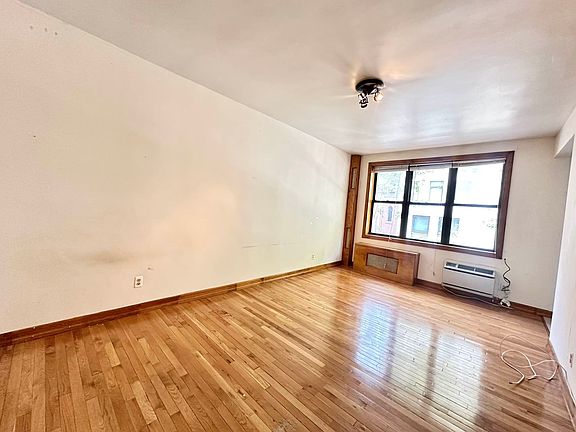 3rd image of 160 E 28th St #1Y