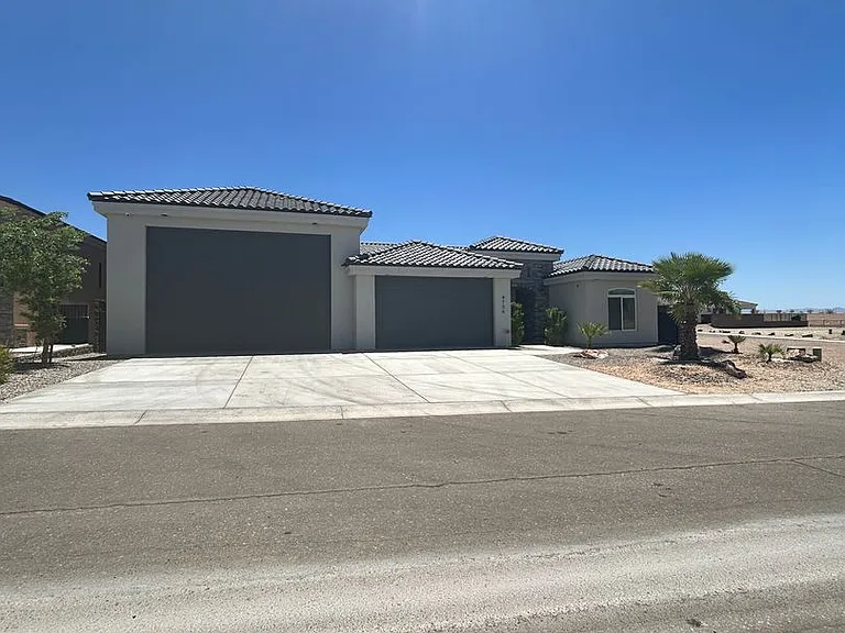 4736 N Diana Ave — Photo 1