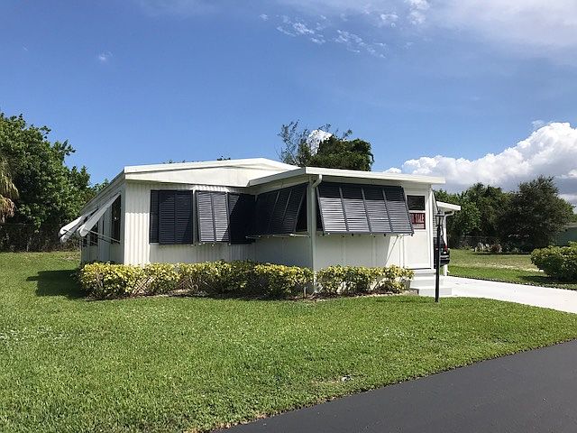 1st image of 385 NE Jade Cir