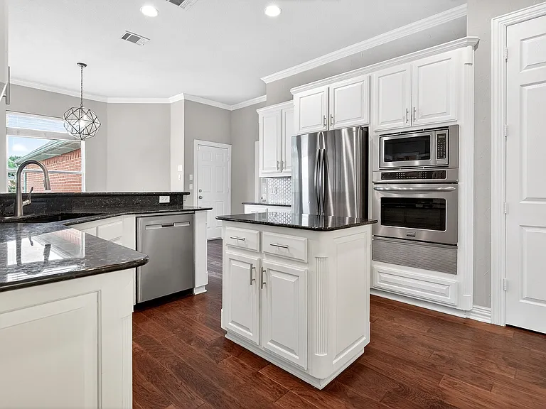 1210 Forest Hills Dr — Photo 13