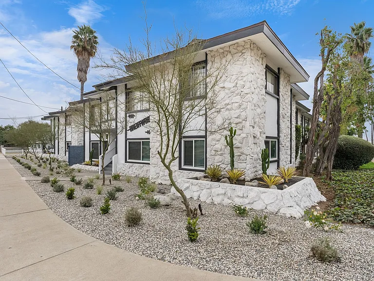 150 E La Verne-Upstairs 1 Bed 1 Bath with In Unit Laundry and Parking Spot Available! — Photo 4