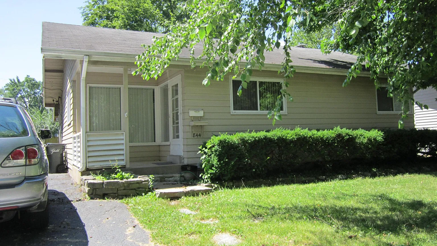 844 Queen Anne Pl photo 1