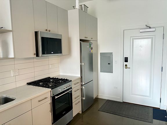5th image of 1145 W Winona St #322