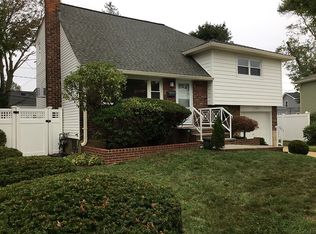 9 Martin St, Massapequa, NY 11758