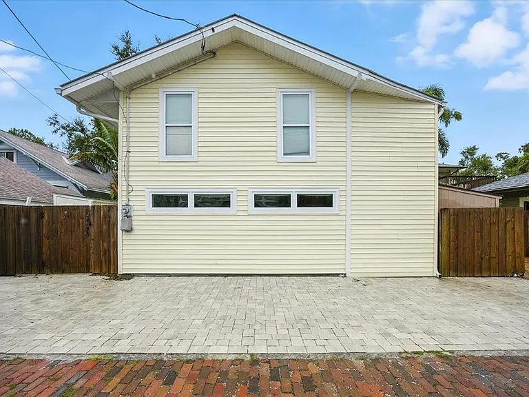 221 13th Ave NE — Photo 44