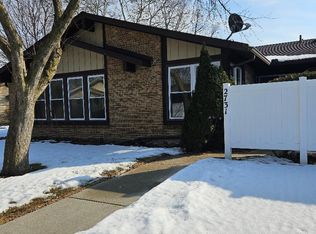2731 Roundtree Dr S, Troy, MI 48083