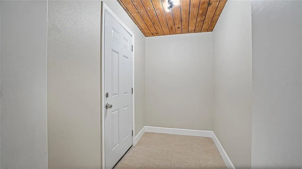 3 bed, 2.0 bath, 1276 sqft, $2,200 — Photo 2