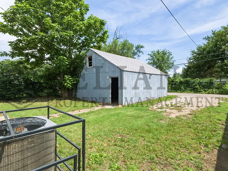 3123 W Douglas Ave — Photo 5