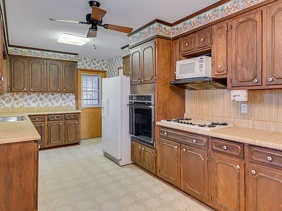 5th image of 1829 Courtney Dr