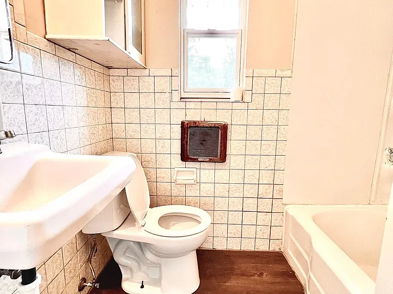 2530 Pleasant St #4 — Photo 14