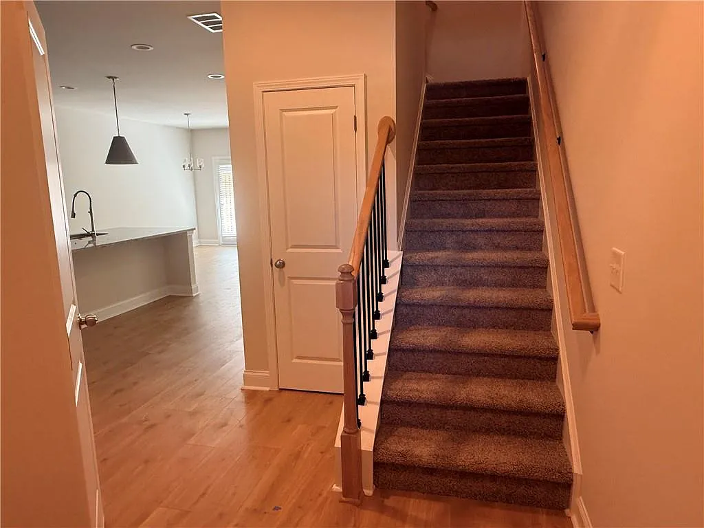 3 bed, 2.5 bath, 1990 sqft, $2,700 — Photo 4