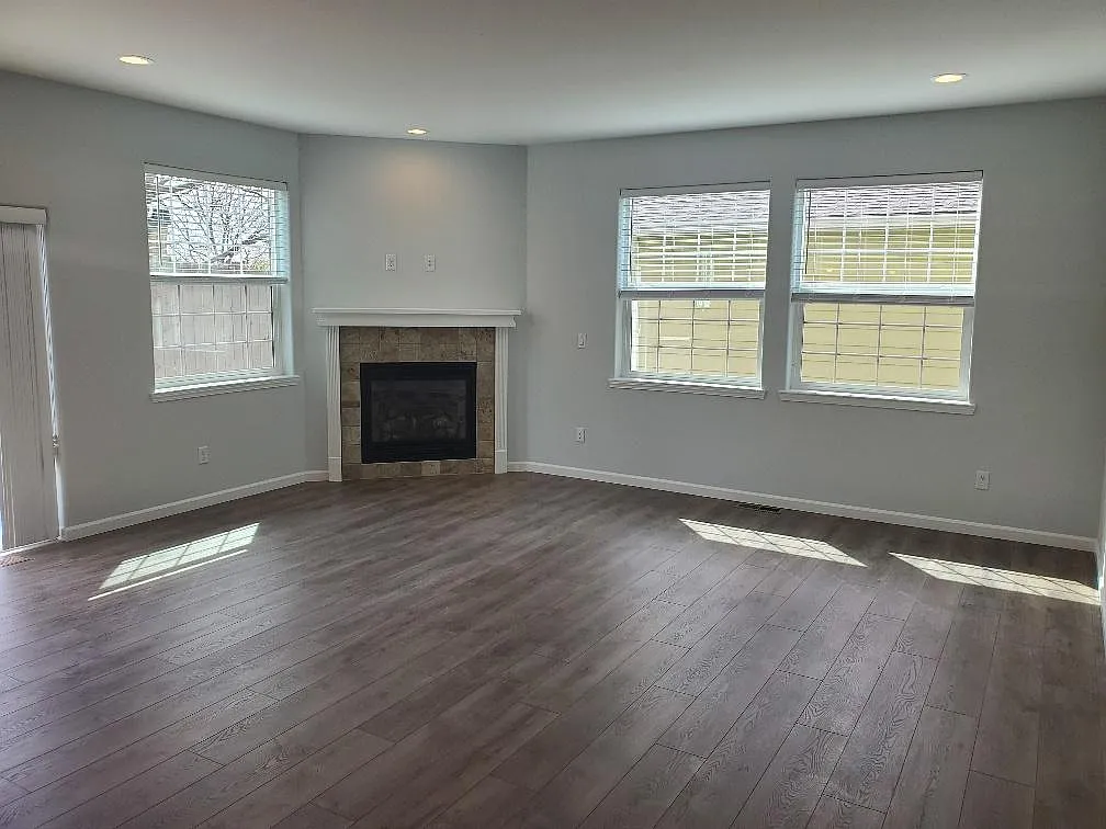 3 bed, 2.5 bath, 1975 sqft, $2,000 — Photo 3