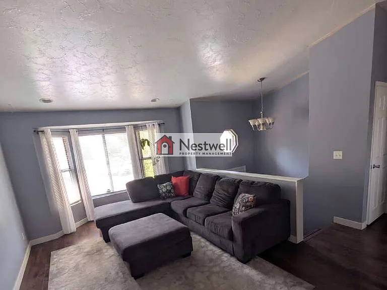 1637 W Crystal Ridge Dr — Photo 1