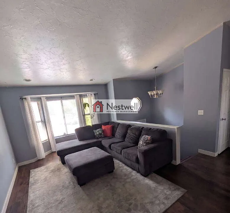 1637 W Crystal Ridge Dr