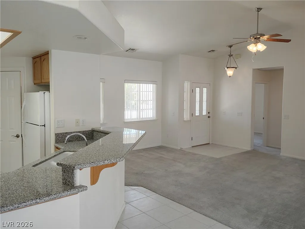 3 bed, 2.0 bath, 1636 sqft, $1,800 — Photo 3