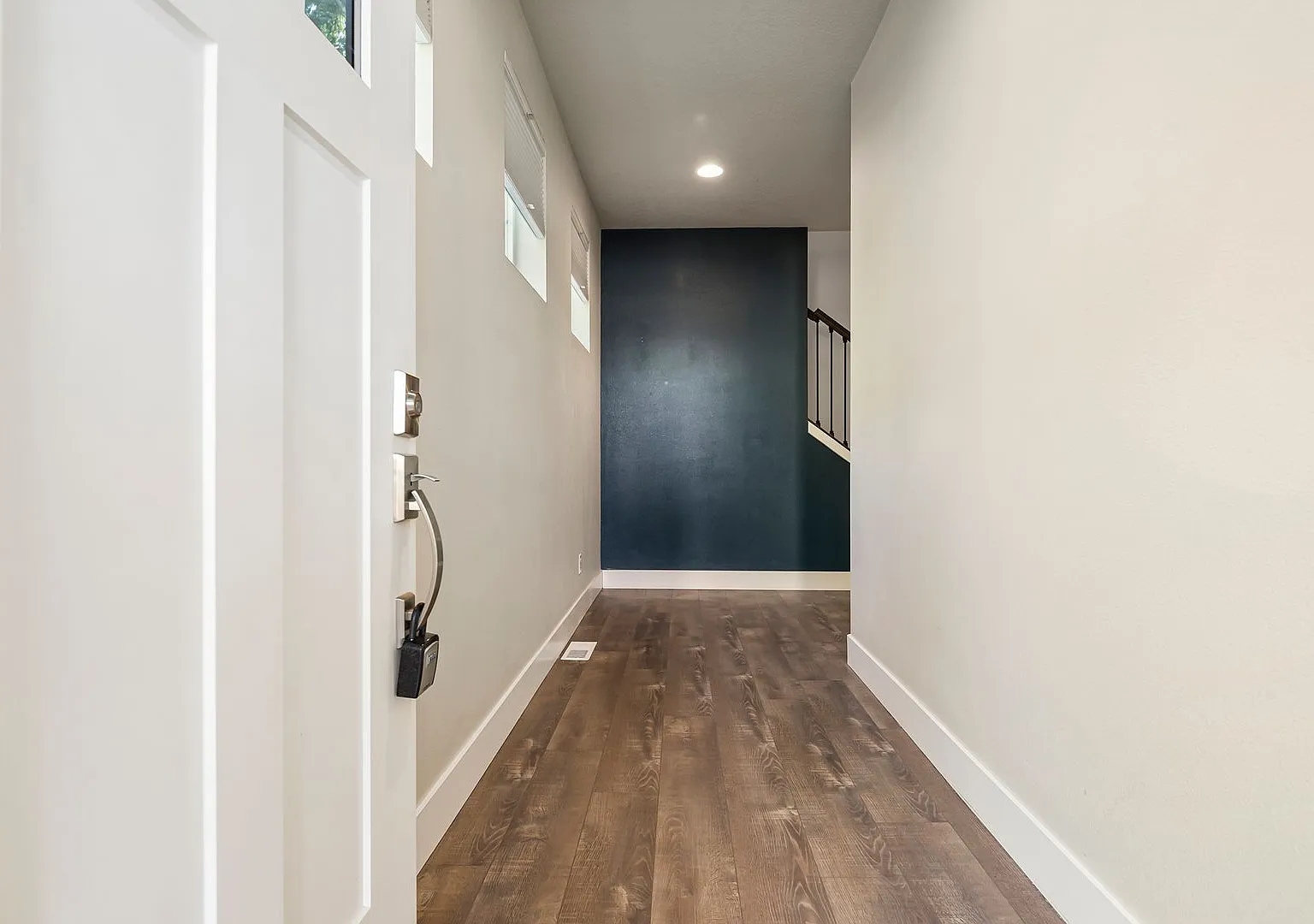 Stunning 3bd/2.5bath 2 Car Garage Fenced Yard W/Gazebo Home In The Heart Of Hillsboro! — Photo 3