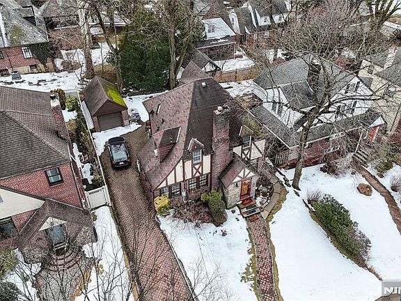 5th image of 624 Ramapo Rd