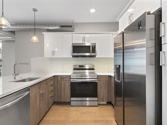 5th image of 4649 Umbria St #205