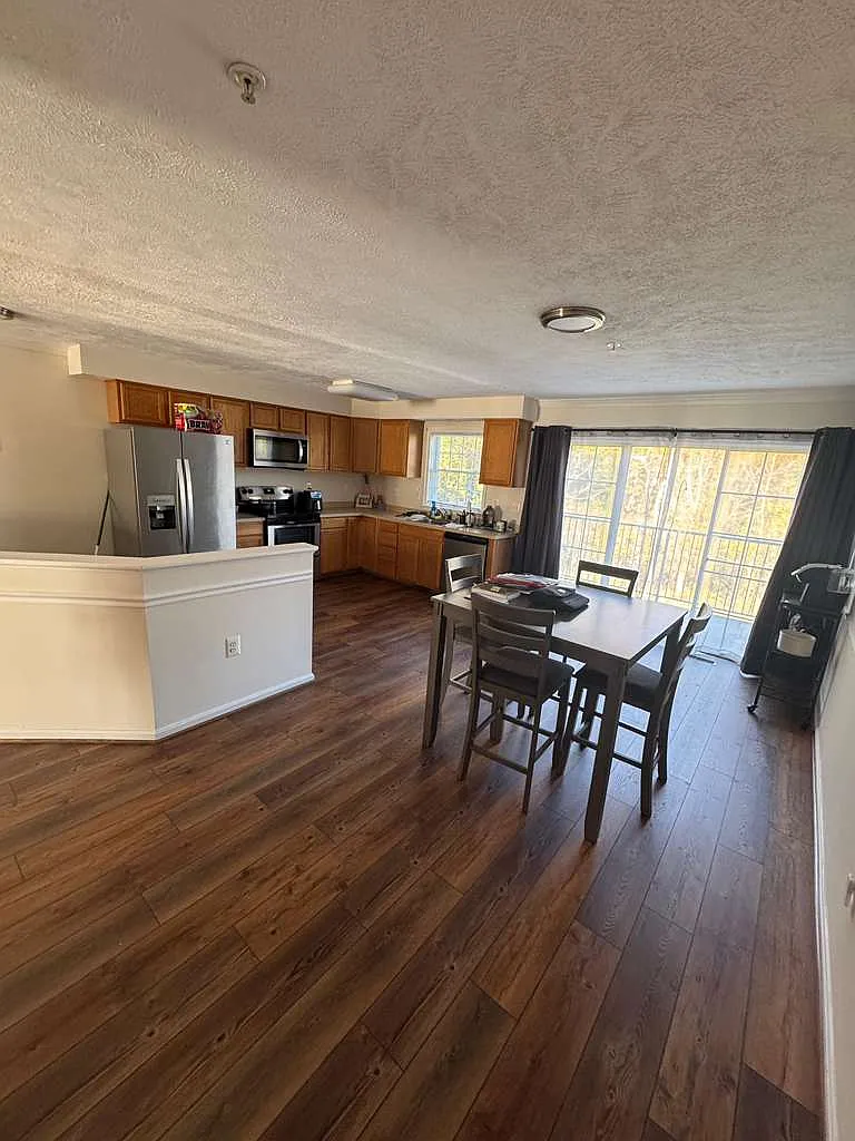 4 bed, 3.5 bath, 2240 sqft, $1,800 — Photo 3
