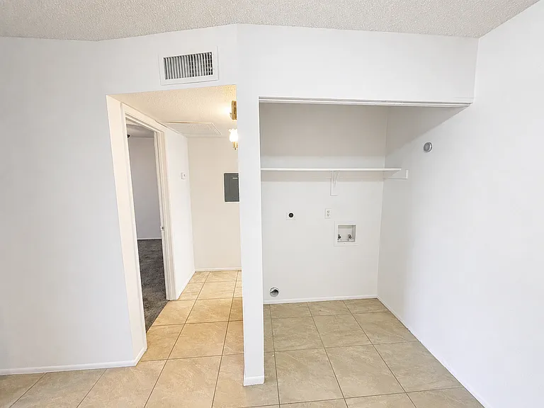 2931 E Beck Ln — Photo 4
